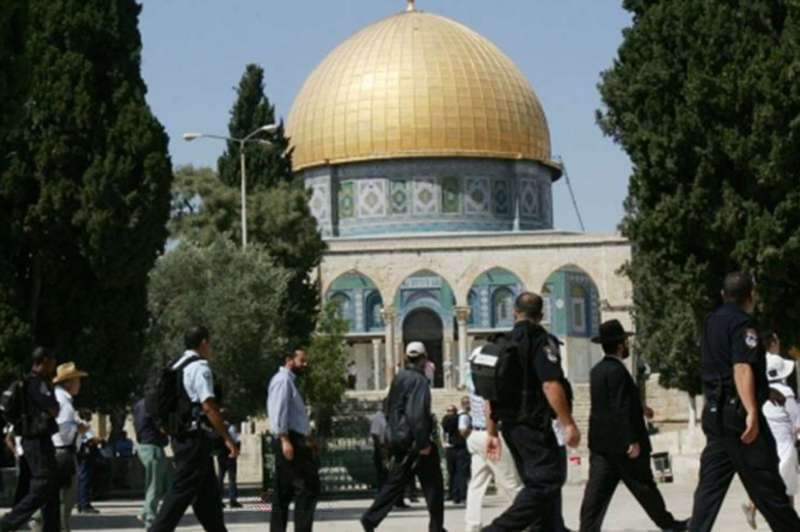 Jewish settlers storm Al-Aqsa courtyard